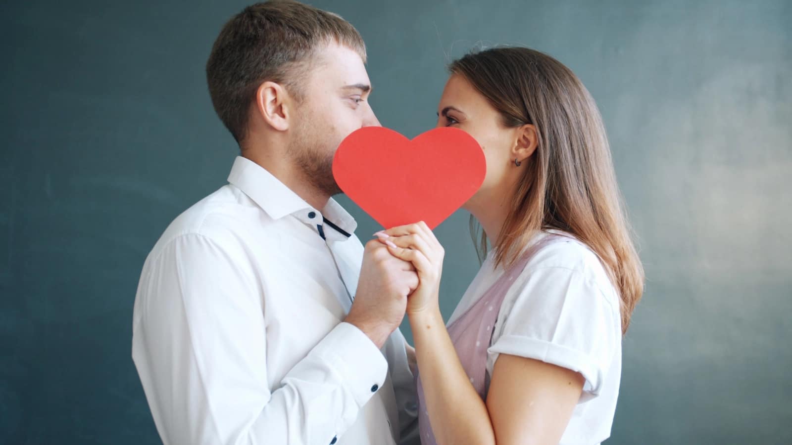 Ponovo se zaljubiti u istu osobu – par se nežno gleda i osmehuje posle mnogo godina zajedničkog života.