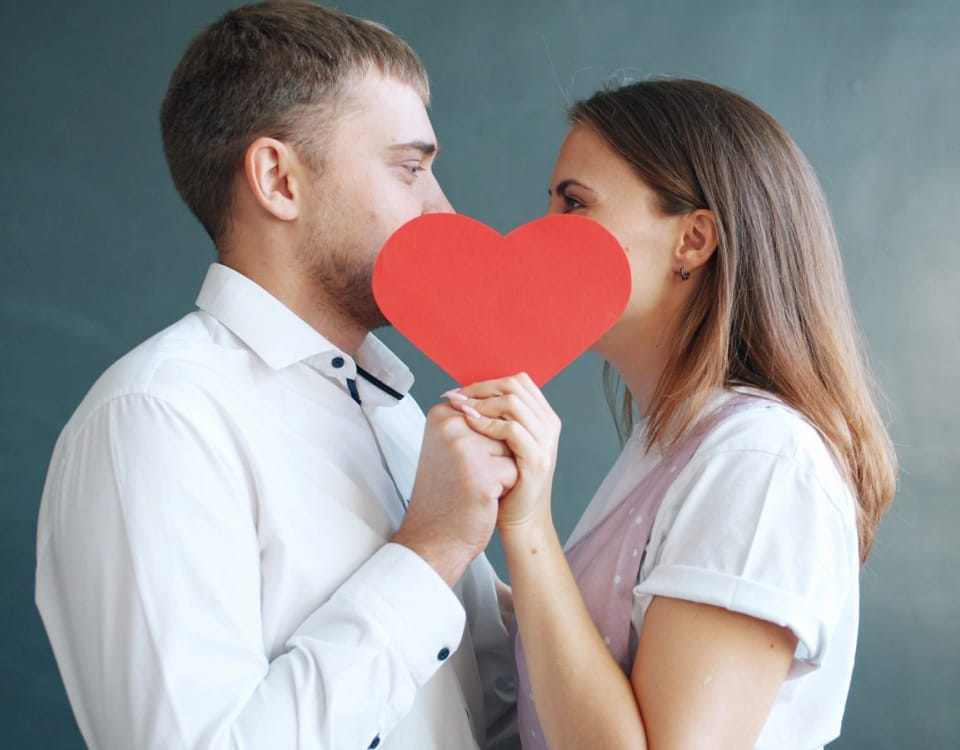 Ponovo se zaljubiti u istu osobu – par se nežno gleda i osmehuje posle mnogo godina zajedničkog života.